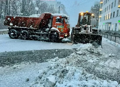 В столице Заполярья разгребают снежные завалы на дорогах