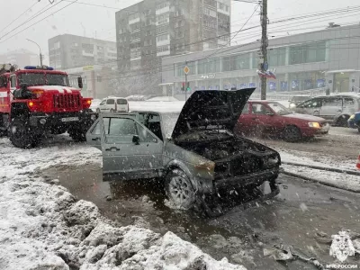 Загорелся прямо на ходу — на одном из перекрестков Мурманска тушили «Фольксваген»