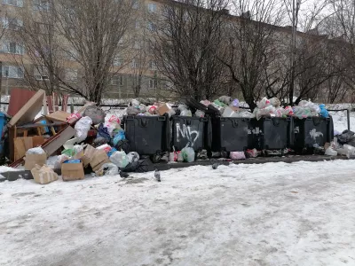 Жители Мурманска жалуются на мусорные завалы во дворах: «Почему не вывозят?»