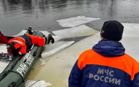 На выходных спасатели достали из реки тело мужчины в Североморске — провалился под лёд