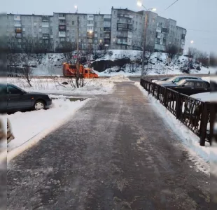 Власти Мурманска объяснили, что не намерены отказываться от соли на дорогах, несмотря на жалобы горожан