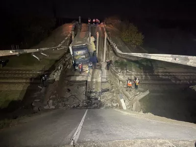 Железнодорожные пути на месте обрушения моста в Крыму обещают очистить в течение суток