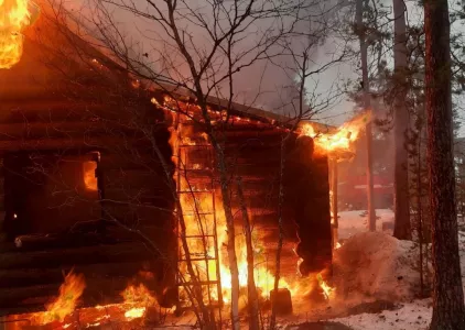 Горящий деревянный дом в Умбе тушили четыре человека