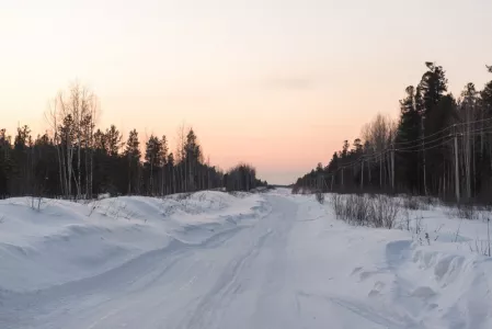 Российский чиновник посоветовал многодетной матери, которая жаловалась на убитые дороги, купить вертолет