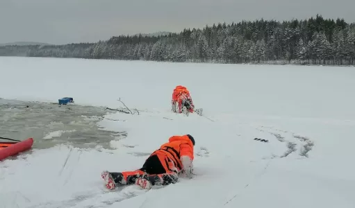 Мужчина провалился под лед на озере Мяхкачёво в Мурманской области