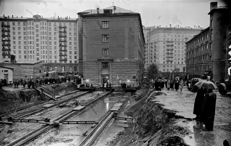 Зачем и как в сталинской Москве передвигали многоэтажки вместе со спящими в них людьми