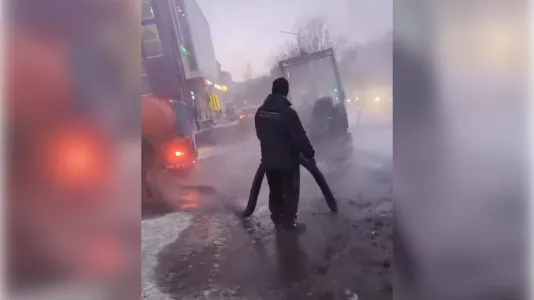 Жители Североморска пожаловались на укладку асфальта в городе зимой: «Глава новый, а проблемы старые»