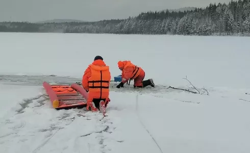 Из озера Сантаярви достали на берег тело мужчины