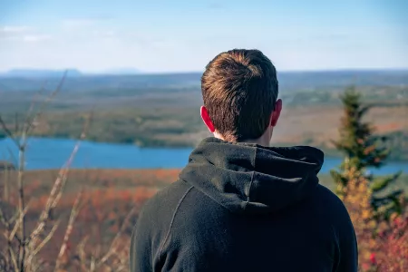 В Апатитах распространяют слухи о маньяке и просят подростков не гулять по ночам — в полиции пояснили ситуацию