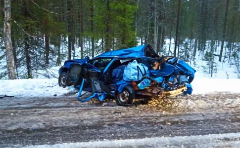 Водитель легковушки чудом выжил после лобового столкновения с грузовиком под Кандалакшей