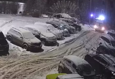 Скорая помощь не смогла заехать во двор в Мурманске из-за неочищенной от снега дороги