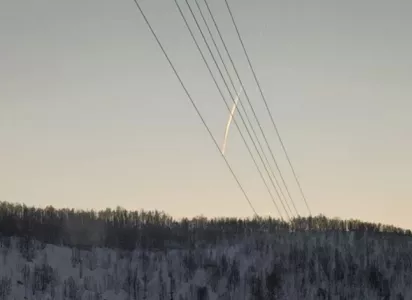 «Да не самолёт это»: жители Заполярья спорят в сети, что за неопознанный объект пролетел в небе