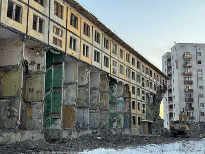 Заброшенные дома начали сносить в Заозерске