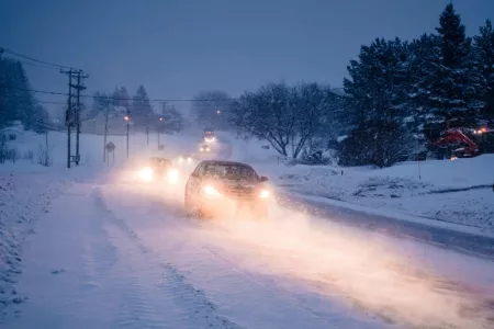 Россиянам объяснили, почему зимой лучше оставлять автомобиль на улице — парковаться на ночь на теплой стоянке не стоит