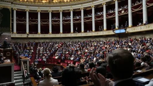 Французский парламент вынес вотум недоверия правительству: Ле Пен торжествует, а Макрон пытается решить неожиданную проблему