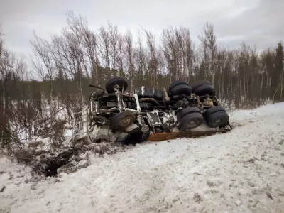 Под Оленегорском легковое авто на встречной полосе столкнулось с самосвалом