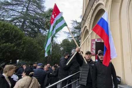 Абхазия попросила Москву разморозить социальные выплаты в республике и дать денег соседям