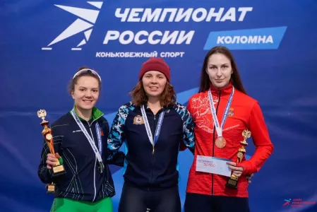 Жительница Оленегорска завоевала 2 золотые медали на чемпионате России по конькобежному спорту