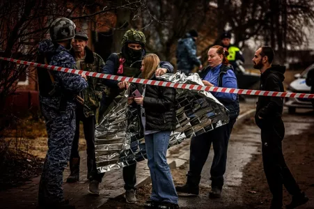 Житель Оленегорска возложил цветы в память о погибших белгородцах во время обстрела ВСУ