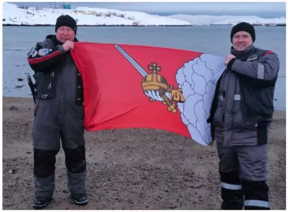 Байкеры из Вологды завершили экстремальную экспедицию в Мурманской области и развернули флаг в Териберке