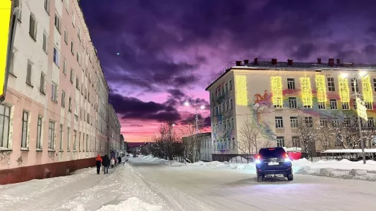 Северяне запечатлели розово-сиреневое небо в Никеле