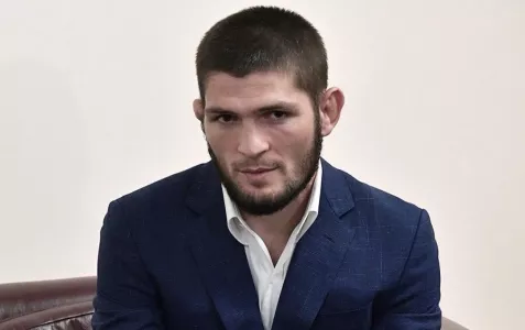 Включённый в Зал славы UFC боец Хабиб Нурмагомедов прокомментировал снятие с рейса в США: «Стюардесса была очень груба с самого начала»