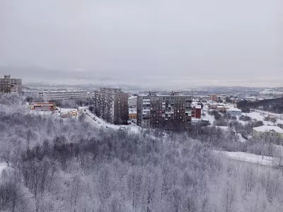 Подъезд дома на Подстаницкого в Мурманске покрылся льдом из-за коммунальной аварии