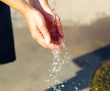 Вместо рукомойника со штоком делаем удобный водопровод: выносить вёдра со сточными водами не придётся