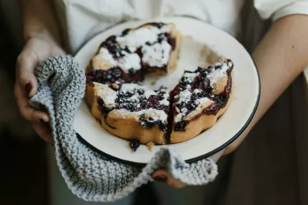 Заливаем ягоды тестом — и черничный пирог готов: вкус выпечки заставит вспомнить о лете