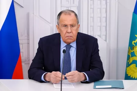 Резкий жест Лаврова с шариковой ручкой после слов о войне с НАТО вызвал немалый ажиотаж в СМИ: случайность или грозный сигнал