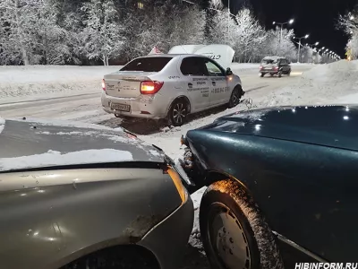 Водитель на учебном авто устроил аварию с тремя автомобилями в Апатитах