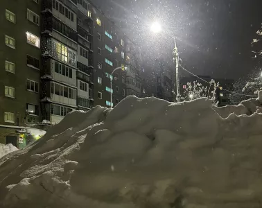 «Даже в центре города не убирают снег»: мурманчане пожаловались губернатору на работу коммунальщиков