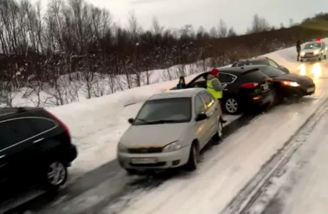 Массовое ДТП произошло на скользкой дороге возле Печенги