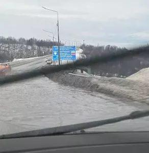 Дорогу под Североморском затопило из-за потепления