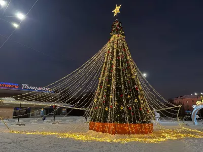 Новогоднюю елку начали убирать в Апатитах