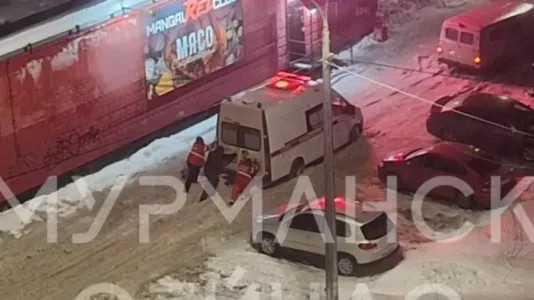 В Мурманске медикам пришлось выталкивать застрявшую в снегу машину скорой помощи во дворе