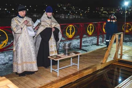 Около 2 тыс. северян пришли искупаться на Крещение в водоёмах Заполярья