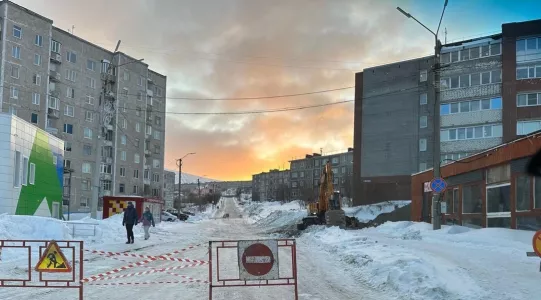 Перекресток в Кировске перекрыли до конца января из-за коммунальных работ