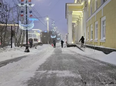 Снегопад в Мурманске закончился, но дороги пока расчищены не все