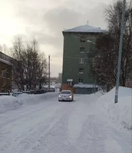 В Мончегорске жителей заставляют самостоятельно убирать наледь с балконов