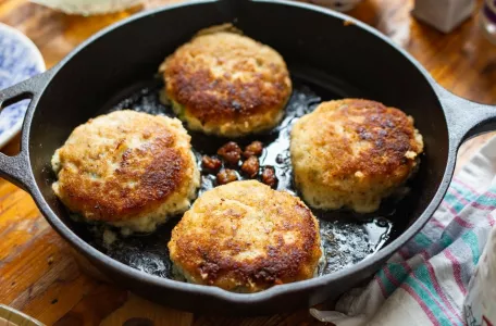 Хитрые хозяйки просто добавляют в мясной фарш сахар, а потом собирают комплименты — котлеты получаются, вкуснее, чем в ресторане