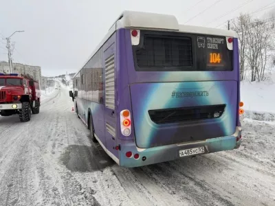 Автобус и легковой автомобиль столкнулись в Кировске