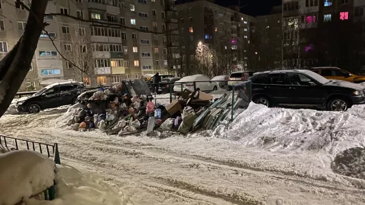 «Сами выходим с лопатами»: жители Заполярья пытаются добиться уборки снега и вывоза мусора из дворов