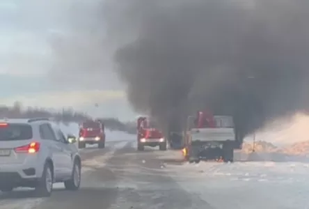 На трассе Заполярный — Печенга заметили горящий автомобиль