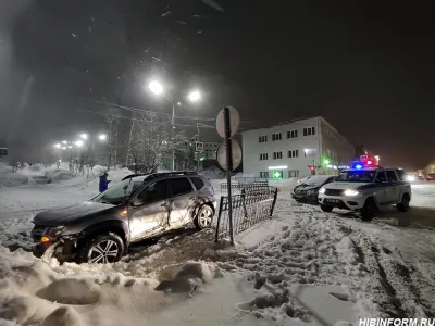 Внедорожник вылетел на тротуар в результате ДТП в Кировске