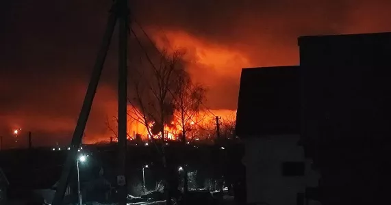 Волгоград пережил самую массированную атаку за все время, били больше 4 часов: насчитали 50 взрывов, город в огне, под ударом НПЗ — что известно к этому часу