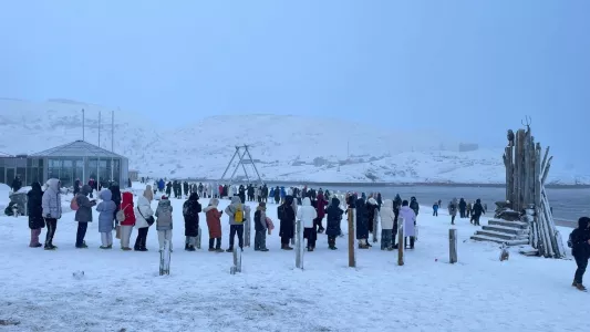 Русские и зарубежные туристы «оккупировали» знаменитые качели в Териберке