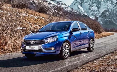 «Пустая» Lada Vesta — дорогущий автохлам? Почему люди бегут от АвтоВАЗа в сторону «заряженных» кроссоверов Cherry и «Москвич» за те же деньги