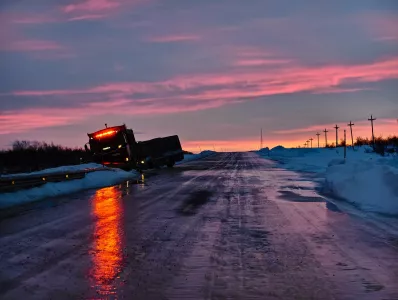 В Никеле несколько автобусов съехали с зеркальной дороги — проезд в город закрыт