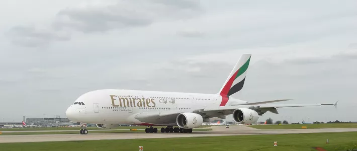 Заклинило при посадке: в Гонконге туристы ждали 5 часов, пока у Airbus А380 Emirates откроются двери